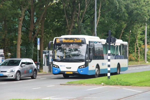 Niebiesko Biały Autobus Miejski Vdl Stacji Amsterdam Zuid Prowadzony Przez — Zdjęcie stockowe