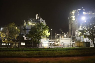 Rotterdam Limanı 'nın bir parçası olarak Europoort Limanı' ndaki tanklar ve kimya sanayileri