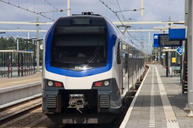 Stadler Flirt 3 yerel NS treni Hollanda 'daki Lage Zwaluwe istasyonunda.