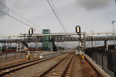 Hollanda 'daki Lage Zwaluwe istasyonunda yüksek hız ve düzenli trenler için raylar.