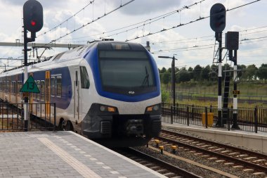 Stadler Flirt 3 yerel NS treni Hollanda 'daki Lage Zwaluwe istasyonunda.