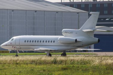 Dassault Falcon 900EX PH-LAU Exxaero Hollanda 'daki Lahey Havalimanı Rotterdam platformunda
