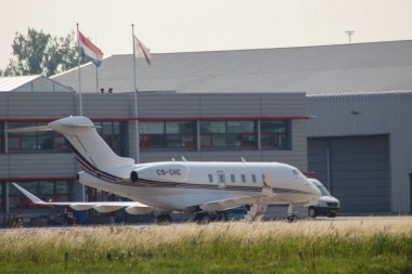 CS-CHC NetJets Bombacı Challenger 350 Rotterdam Hollanda 'daki Lahey Havalimanı' nda