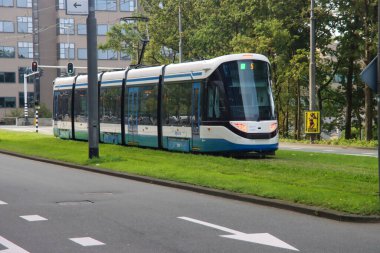 Mavi ve beyaz Urbos 100 CAF tramvayı 5. hatta Amsterdam Zuid istasyonunda GVB tarafından çalışıyor.