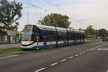 Mavi ve beyaz Urbos 100 CAF tramvayı 5. hatta Amsterdam Zuid istasyonunda GVB tarafından çalışıyor.