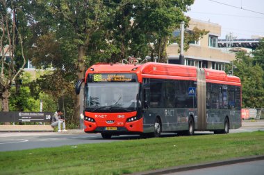 R-NET kırmızı ve siyah otobüsler Amsterdam Zuid 'de bağlantı tarafından çalıştırılıyor.