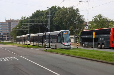 Hollanda 'da GVB tarafından işletilen gümüş renkli Urbos 100 CAF R-NET tramvayı