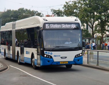 Amsterdam istasyonunda GVB tarafından işletilen mavi ve beyaz VDL şehir otobüsü