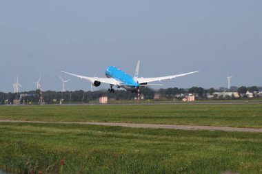 PH-BHG KLM Hollanda Kraliyet Havayolları Boeing 787-9 Dreamliner Hollanda 'daki Amsterdam Schiphol Havaalanı' ndan kalkıyor.