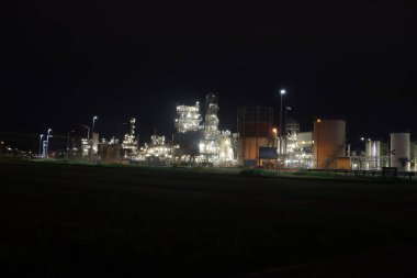 Rotterdam limanındaki Pernis limanındaki Mobil rafinerisi ve tankları