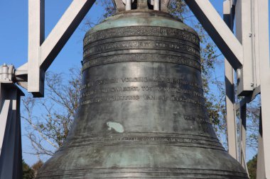 Hollanda 'daki İkinci Dünya Savaşı sırasında Direniş üyelerinin öldürüldüğü Lahey yakınlarındaki Waalsdorpervlakte anıtında büyük bir çan olarak Çelik Burdon saati