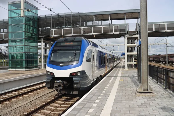 荷兰Lage Zwaluwe车站 Stadler Flirt 3地方通勤列车 — 图库照片