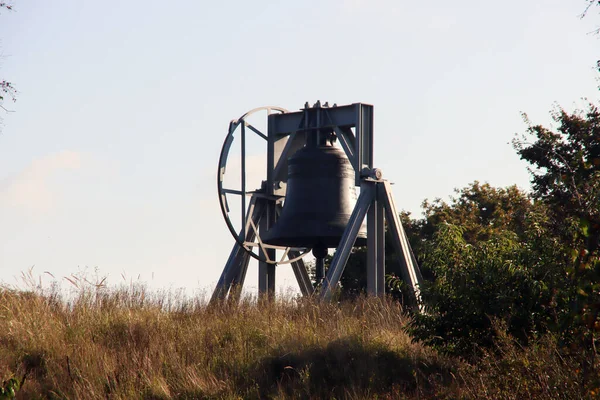 Reloj Acero Como Una Gran Campana Sitio Conmemorativo Waalsdorpervlakte Cerca —  Fotos de Stock