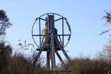 Hollanda 'daki İkinci Dünya Savaşı sırasında Direniş üyelerinin öldürüldüğü Lahey yakınlarındaki Waalsdorpervlakte anıtında büyük bir çan olarak Çelik Burdon saati