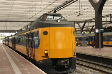 Rotterdam Merkez İstasyonu 'nda bulunan Koploper adlı ICM şehirlerarası treni.