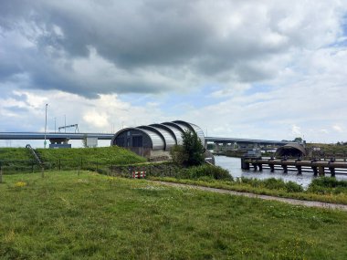 Hollanda 'daki gelgitte Ketelmeer' den su getirmek için körükle gürültü yapmak.