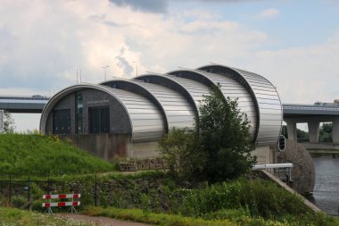 Hollanda 'daki gelgitte Ketelmeer' den su getirmek için körükle gürültü yapmak.