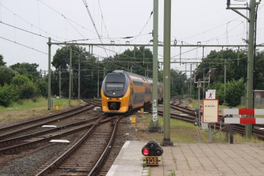 Şehirlerarası Virm treni Hollanda 'daki Deventer istasyonuna yanaşıyor..