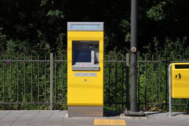 Hollanda Utrecht 'teki tramvay istasyonunun platformunda bilet otomatı