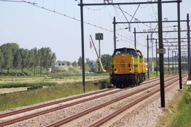 Hollanda 'daki Moordrecht' te demiryolu besleyicilerinin kullandığı V100 dizel lokomotif.