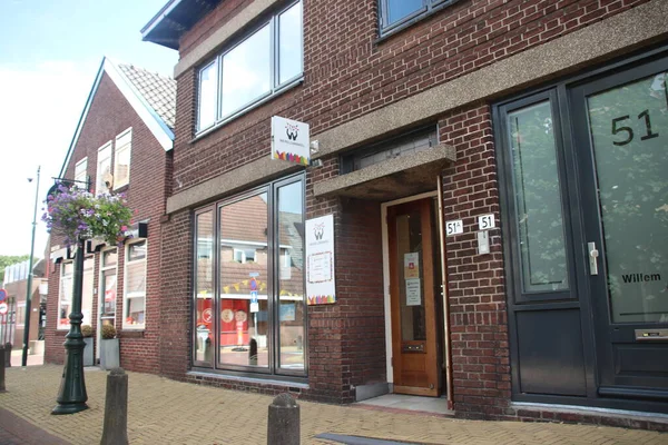 オランダのNieuwerkerk Aan Den Ijsselの旧市街中心部の一部としてDorpstraatにあるお店 — ストック写真