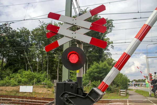 Hollanda Harde Demiryolu Geçidinde Bariyerli Kırmızı Işık — Stok fotoğraf