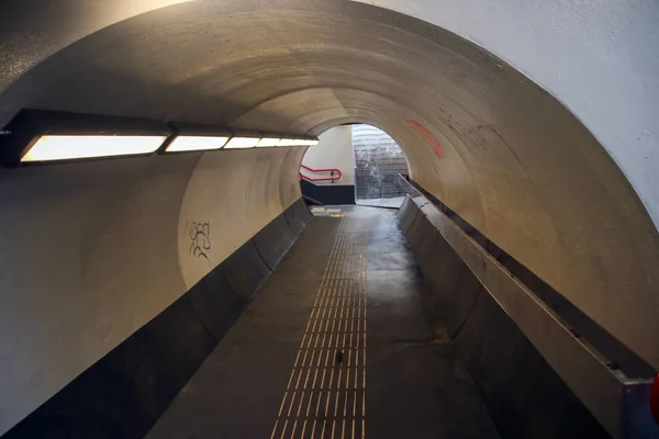 Тоннель Железнодорожными Платформами Станции Harde Нидерландах — стоковое фото