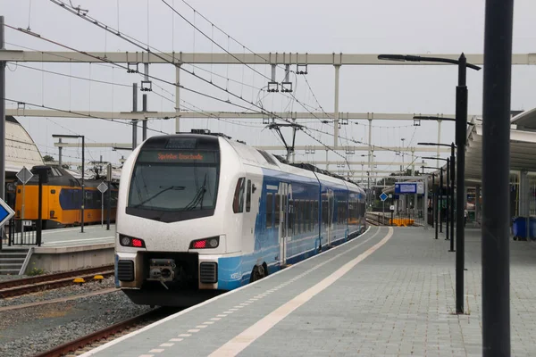 Hollanda 'daki Zwolle İstasyonu platformu boyunca Keolis' ten Enschede 'e giden Stadler Flirt 3 treni