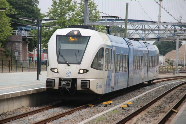 荷兰Zwolle车站月台沿线的Ns和Arriva Stadler慢车蓝色地方通勤者 — 图库照片