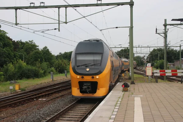 Virm Trem Interurbano Chega Longo Plataforma Estação Deventer Nos Países — Fotografia de Stock