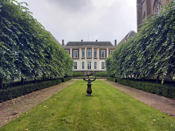 Hollanda Daki Lahey Heykelleri Olan Kneuterdijk Sarayı Bahçesi — Stok fotoğraf