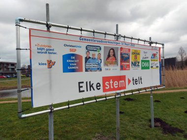 Hollanda 'da yapılan 2022 belediye seçimleri için Zuidplas belediyesindeki katılımcı partilerin sekiz posterini taşıyan seçim kurulu.