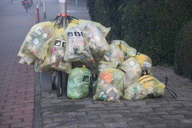 Hollanda 'daki Zuidplas' ta geri dönüşüm için plastik, metal ve içecek ambalajlı sarı poşetler