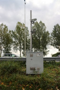Hollanda 'daki Rijkswater Staat' a giden arabaları saymak için Moordrecht 'te A20 otoyolu boyunca kullanılan kamera.
