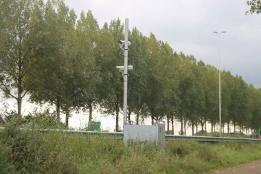 Hollanda 'daki Rijkswater Staat' a giden arabaları saymak için Moordrecht 'te A20 otoyolu boyunca kullanılan kamera.