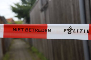 Hollanda 'daki suç mahalline polis memuru Niet Betreden' in Hollanda dilinde giriş izni yok. Yani polis içeri girmiyor.