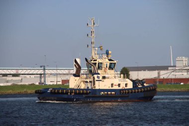 Hollanda 'nın Amsterdam limanındaki Westpoort Limanı' ndaki Noordzeekanaal 'da römorkör gemisi Svitzer Tayfunu