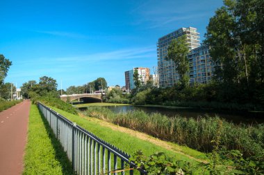 Lahey 'deki Houtrust' daki Kuzey Denizi 'ne doğru eski kanalizasyon kanalı Verversingskanaal