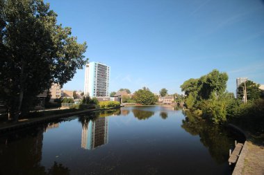 Hollanda 'daki Lahey' deki Houtrust kasabasında eski kanalizasyon kanalı.