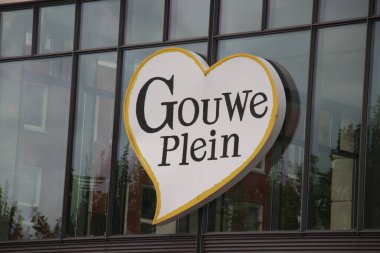 Hollanda, Waddinxveen 'deki duvarda alışveriş merkezinin logosu Gouweplein yazıyor.