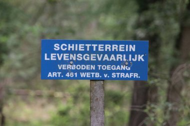 Atış menzilli işaretler. Hollanda 'daki Harde Oldebroek kampı boyunca tehlikeli.