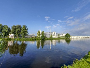 Rotterdam 'daki Schie, Van Nelle fabrikası ve şehrin batısındaki hapishane.