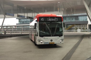 45 numaralı otobüs Hollanda 'daki Leiden' a giden Den Haag Centraal otobüs durağından kalkıyor.