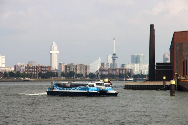 Wodny Autobus Dojeżdżający Dawnego Obszaru Rdm Heijplaat Porcie Rotterdam Holandii — Zdjęcie stockowe