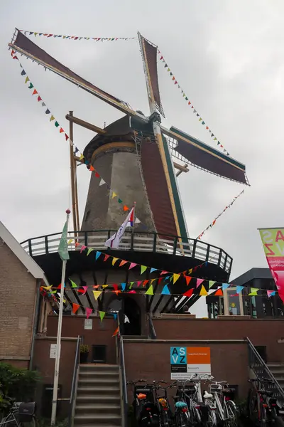 Wiatrak Windlust Jest Ozdobiony Flagami Dniu Otwartego Pomnika Nieuwerkerk Holandii — Zdjęcie stockowe