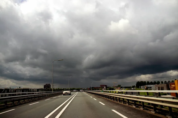 Темні Купчасті Хмари Над Дорогою N207 Гуді Нідерланди — стокове фото