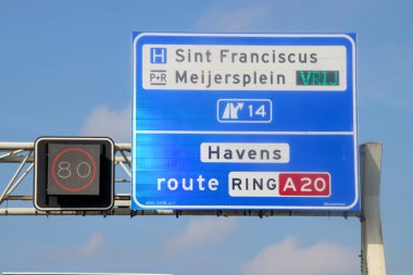 Rotterdam 'da 14. kavşağa ve liman rotası A20' ye giden A20 otoyolunun mavi yönü ve bilgi işareti..