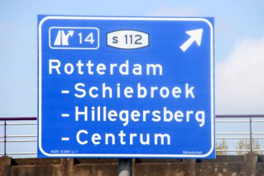 Rotterdam 'daki Schiebroek, Hillegersberg ve Centrum kavşağına giden A20 otoyolunun mavi yönü ve bilgi işareti.