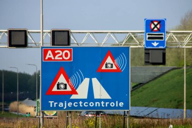 Hollanda 'da bir mesafe boyunca hız ölçmek için A20 karayolu üzerindeki istikamet mavi bilgi işareti