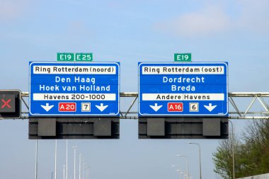 Hollanda 'daki A16 Dordrecht ve A20 Hoek van Holland ve Lahey istikametleri için A20 karayolu üzerindeki yönler için Mavi Yön tabelası.